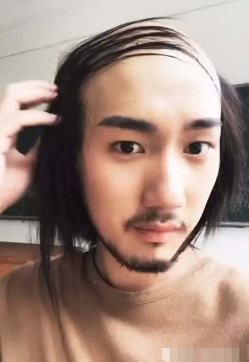 抖音史上最帅“中分哥”爆红，看到他的最终发型。只认他做老公