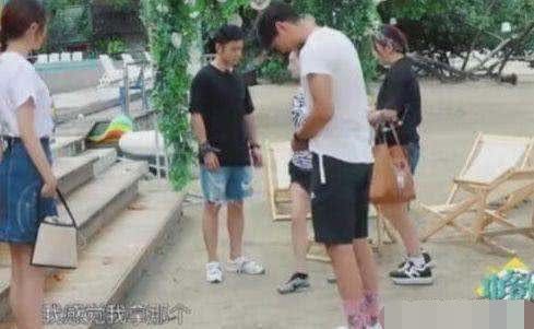 三千块的束胸衣，让周冬雨穿的无比尴尬，连黄晓明都问这穿的是啥