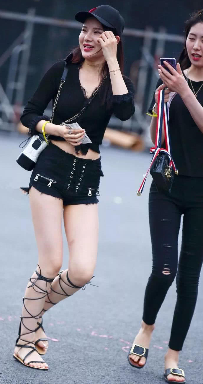 两个小姐姐一起出街，一个紧身裤一个短裤，闺蜜沦落到给她拍照的