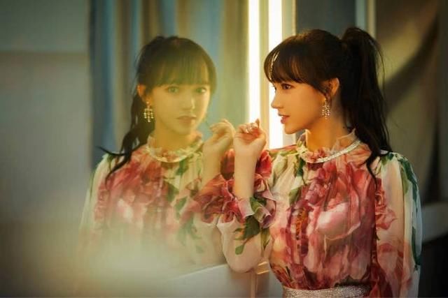 原本以为热巴穿印花裙够美了，却没想到程潇更惊艳，发型加分了！