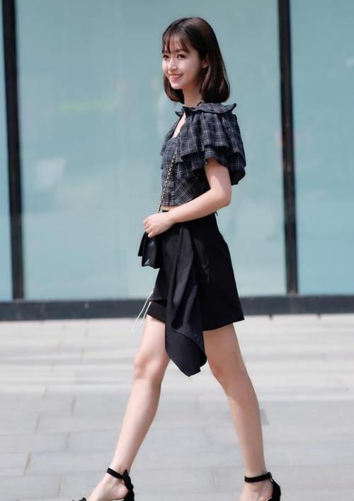 「潮范」潮范儿女神来了,街拍:笑容甜美的小姐姐,一条格子上衣配黑色短裙,青春靓丽气息