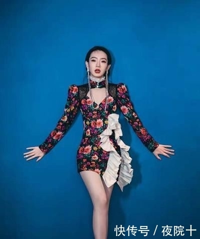 「 白鞋」穿大妈印花连衣裙配小白鞋,一尺长耳环太吸睛!,被戚薇惊艳了