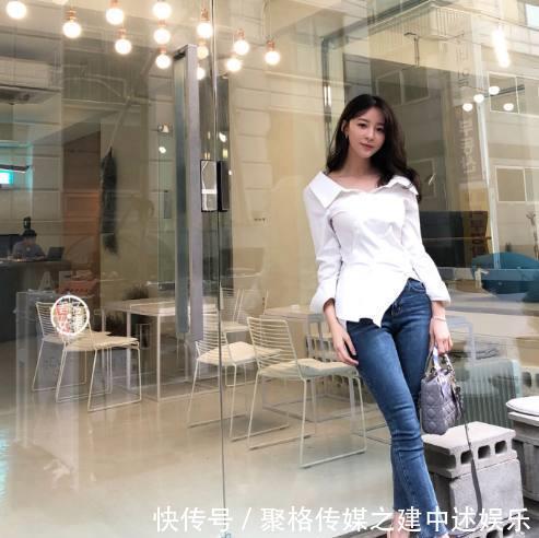 身材高挑的气质小姐姐，不管是紧身打底裤还是牛仔裤，都性感妖娆