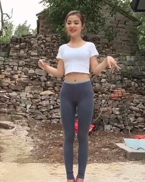 村拍:会穿紧身裤的农村女孩，就是不一样!