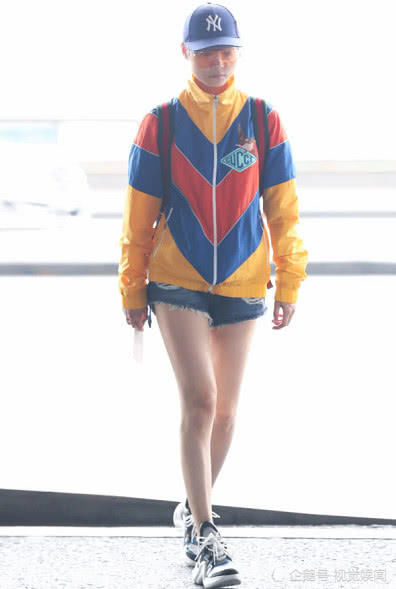 李宇春这腿可以单独出道了，她终于暴露身材，穿短裤秀出大长腿！