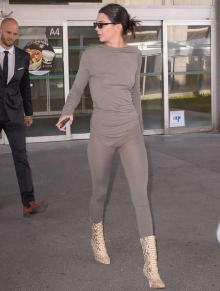 卡戴珊家族的清流?长腿翘腿小蛮腰的她，外出购物都穿瑜伽裤!