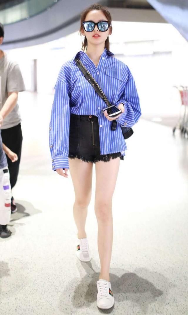 杨超越好拼，为显腿长把短裤提到胃，遇到真腿长的关晓彤就输了