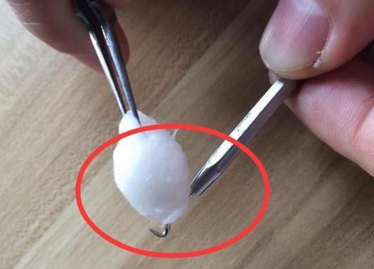 眼角长脂肪粒,跟美容师偷学一招,只需1步,不仅快效果还不疼