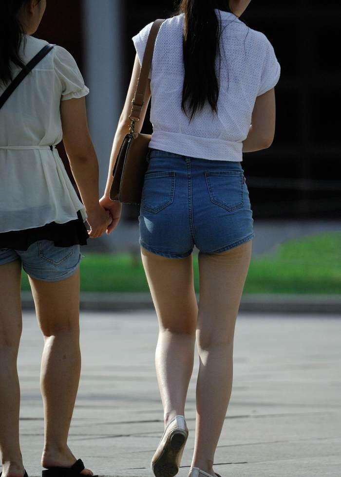 紧身牛仔短裤的气质小姐姐,凸显修长双腿,这么穿很有型啊