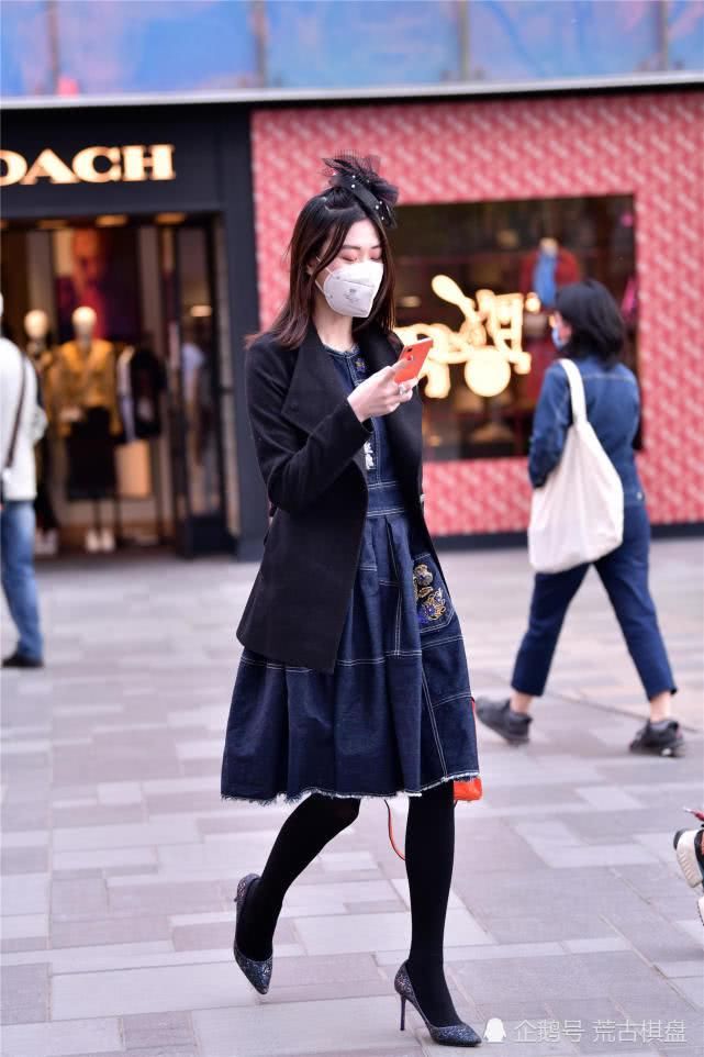  位美女选择一■好看还显瘦的尖头细高跟鞋，要选择一双高度多少会更好呢？