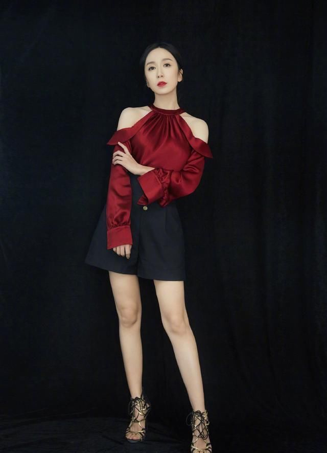  【风衣】娄艺潇未修图走下女神神坛，穿拼接风衣配牛仔裤，大腿也太亲民了