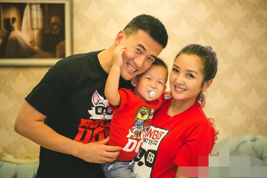 何洁深夜发文疑证实离婚，结婚三年舍不得买包买鞋，老公却在背后