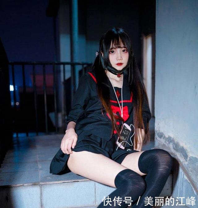 绝对领域制服cosplay，黑丝美腿让人沦陷