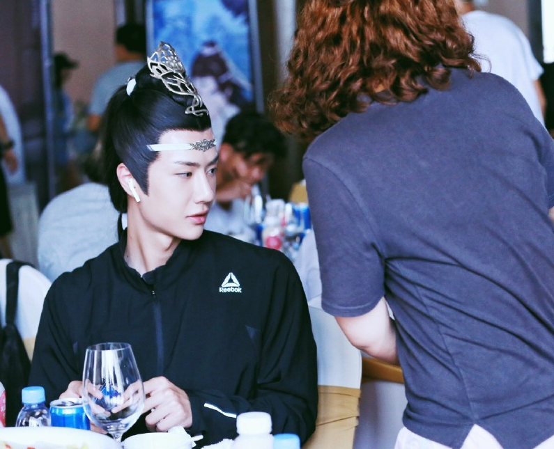 花絮:陈情令未公开:魏婴哄绵绵蓝湛气到脸抖,互相涂药的花絮对视撩人