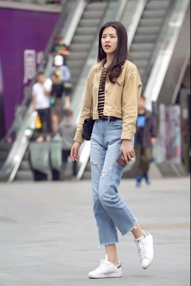 紧身牛仔裤搭配黑色皮靴，展现最萌身高差，让人眼前一亮