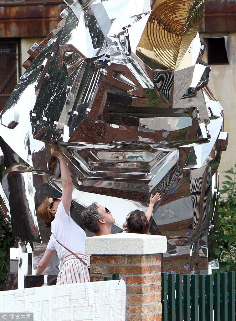 第75届威尼斯:安妮海瑟薇陪女儿摸雕像宠娃十级 坐公园墙头不怕