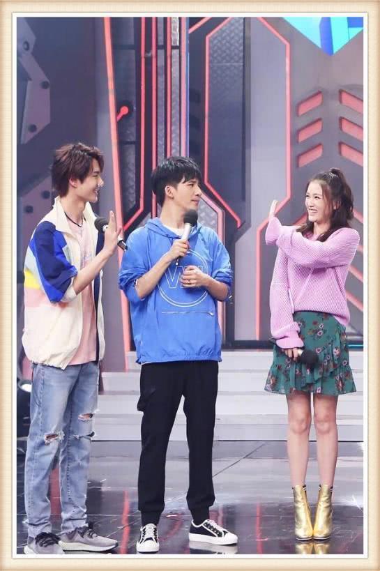 当周冬雨和陈乔恩同穿一件衣服，终于见识了高级脸和网红脸的差距