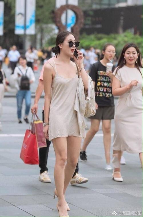 小女人穿上了透明吊带裙，若隐若现的曼妙身材很有诱惑力