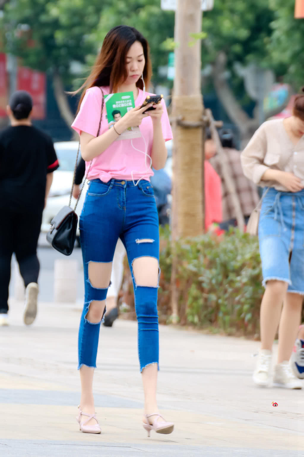 小姐姐破洞牛仔裤白皙美腿大摇大摆的展现出来，错认为乞丐裤