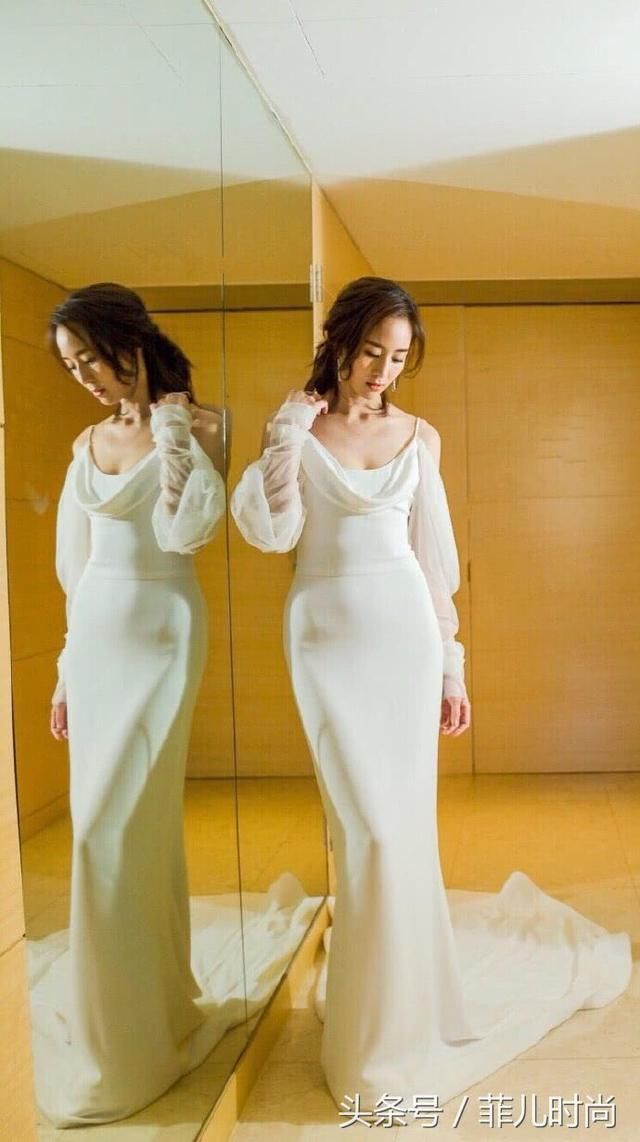 张钧甯终于肯秀腿了！裙子穿的有点短，也就能遮住大腿根而已！