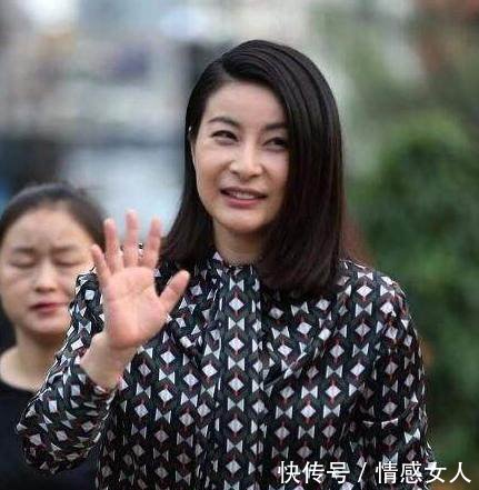 郭晶晶气场真不是盖的！和公公霍震霆出席活动，霍启刚都靠边站了