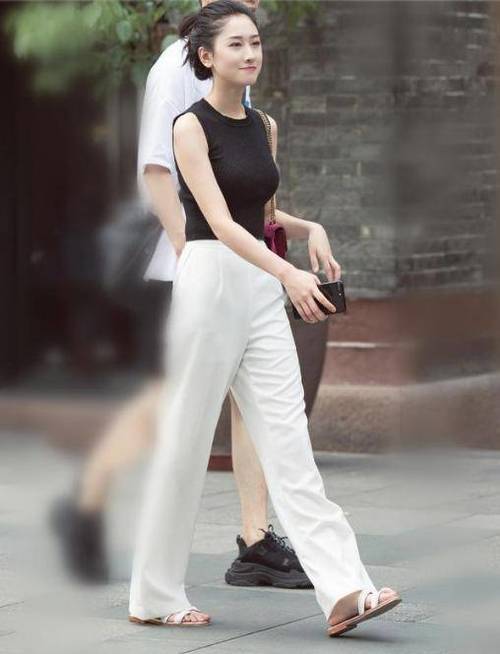 路人街拍，小姐姐穿着干练又时尚，窈窕身姿尽显典雅诱人的魅力！