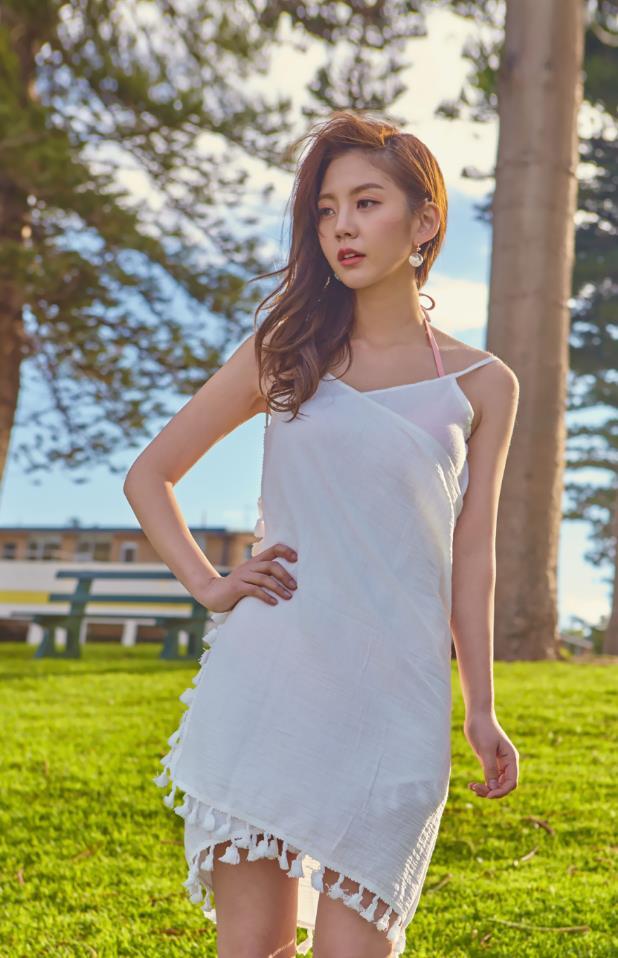 街拍:婀娜多姿的美女真是极品,傲人身材惹人爱,真是太赞了!