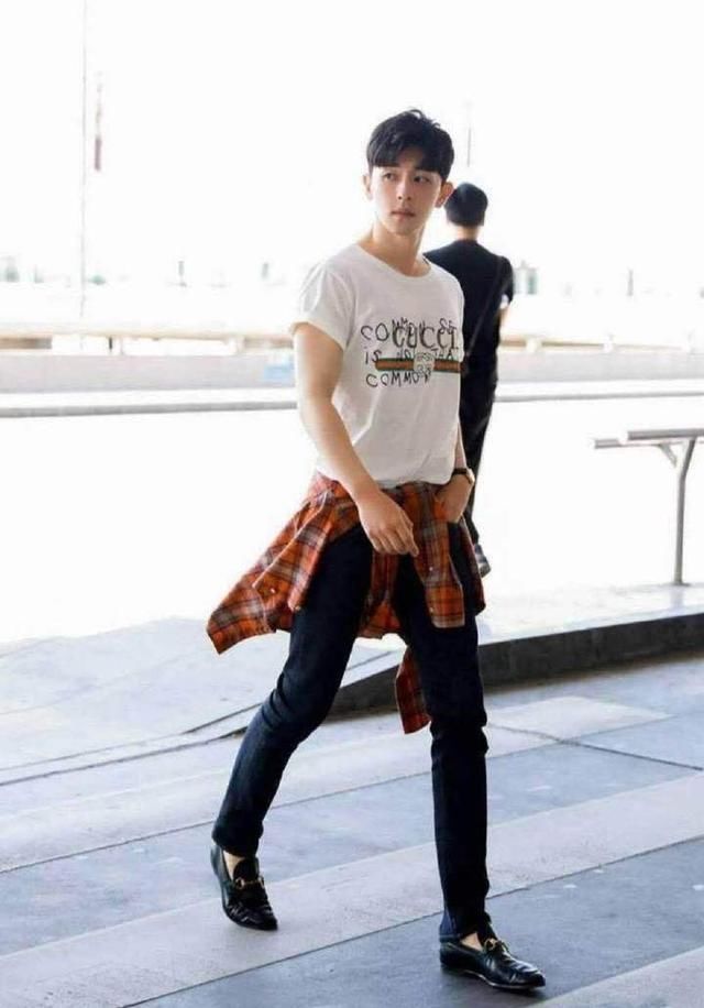 邓伦厉害了，穿短裤捧颗西兰花去机场，这礼物送得也太随意了吧！