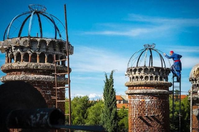 他用半个世纪捡来的垃圾建成教堂，不用起重机，仅凭双手创造奇迹