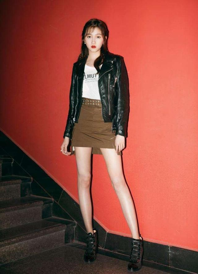 被关晓彤的站姿惊艳到了，连身裙配高跟鞋，往台上一站气场全开