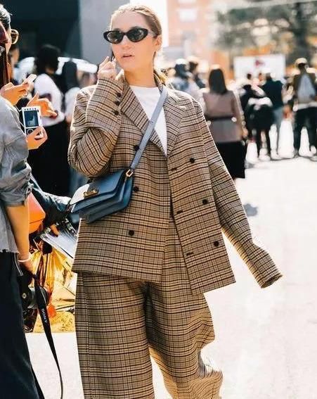  『打造』运用经典色打造时髦造型!早春实用穿搭指南,你最pick哪一套