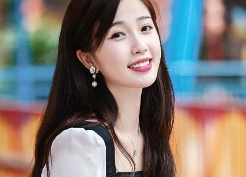  年后：一年级播出4年后，虞书欣成当红小花，和她竞争女主的人却没消息
