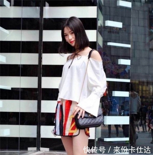 气质■街拍:温柔之至的美女,穿浅蓝色连衣裙,气质温婉动人