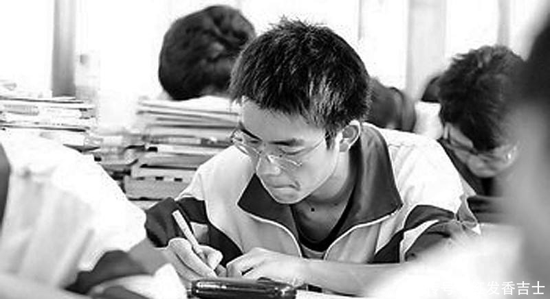  #分上#他参加3次高考，最后682分上了北大，他却为何含泪撕掉录取通知书