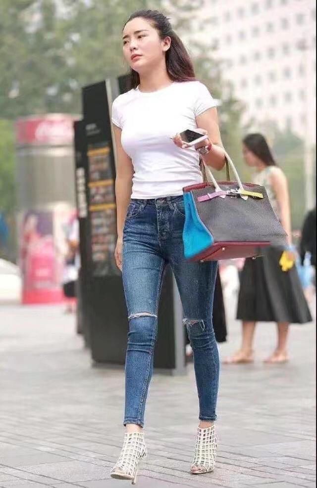 浅蓝色牛仔热裤搭配黑色休闲长袖T恤，小姐姐有几丝御姐范儿！