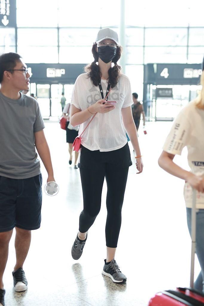 最美女排队长惠若琪机场秀，戴黑色口罩宛如大明星，大长腿吸睛