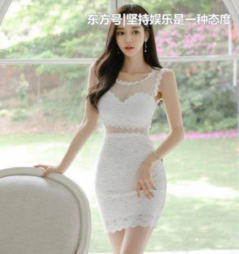  『风范』街拍：仪静体闲的美女，一条白色的连衣裙，时尚女性风范