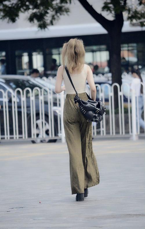 北京街拍：女孩这样穿衣搭配个性又很酷