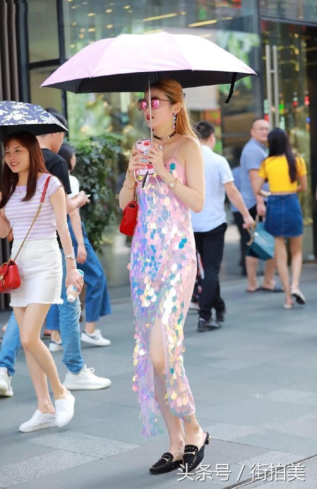 潮流美女穿粉色吊带高开连衣裙，镶满鱼鳞片上演行走中的美人鱼！