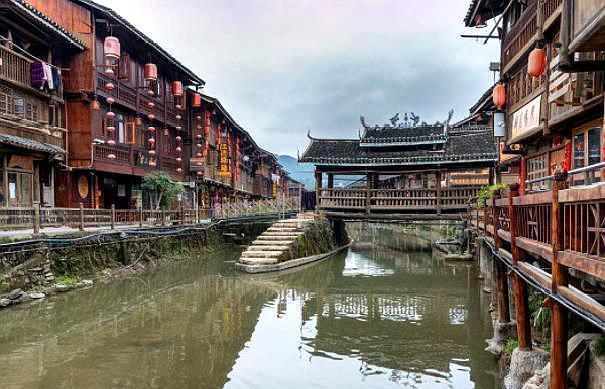  「途经」我国西南首条高铁即将问世，途经之地不可限量，这个省份获益最大