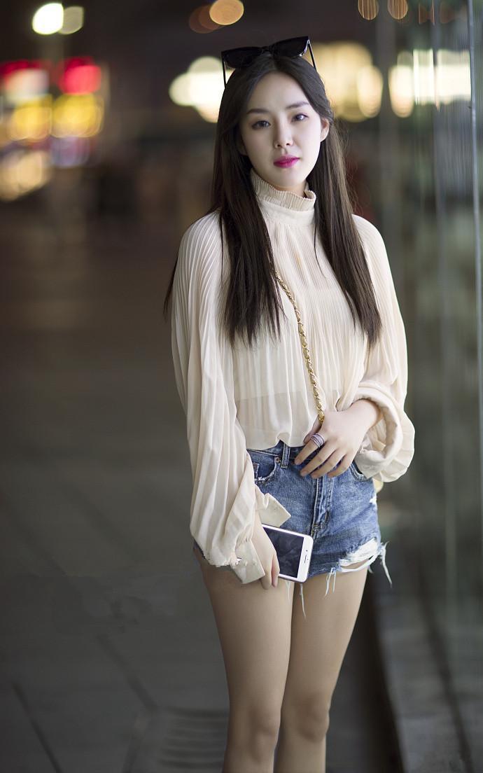 街拍：肤白貌美的小姐姐，图1妹子眼神灵动，眼睛会笑吗?