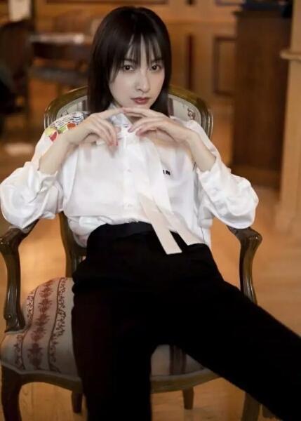 吴昕头发拉直后真的变得好美，可总是留着与众不同发型的女星是她