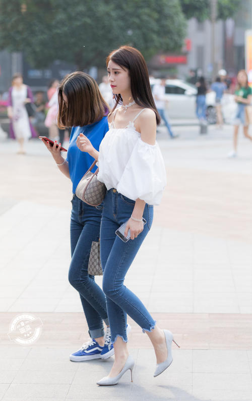 路人街拍，白色吊带搭配紧身牛仔裤的漂亮小姐姐