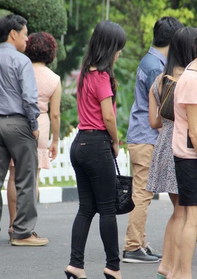 街拍白色紧身裤美女的优雅气质，证明白裤子比黑裤子更靓丽