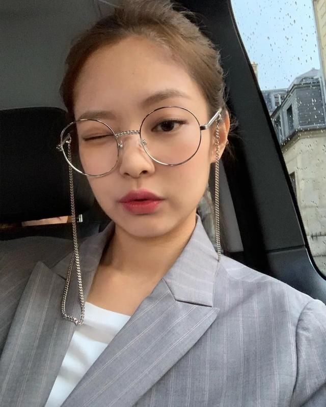  春天都：全网都在仿的Jennie粉嫩蜜桃妆，今年哪里不一样？