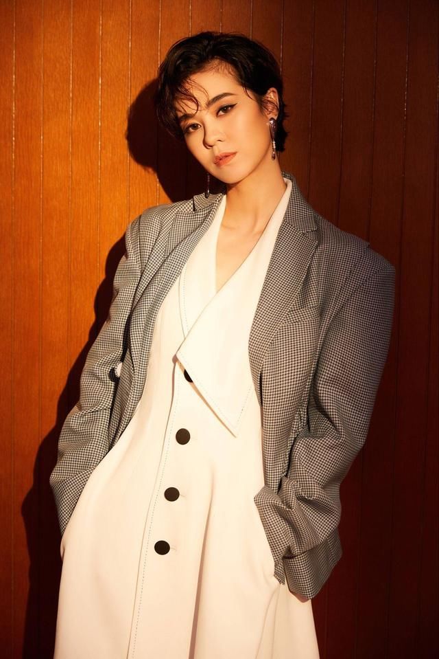 千鸟格遇到肩宽收腰西装，只想要说，郁可唯没词夸你了