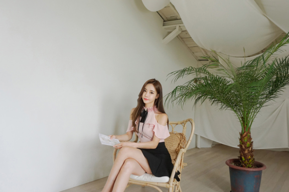 女神孙允珠，花蜜采撷玲珑珍珠荷叶露肩裙