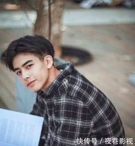 李易峰街拍打55分，邓伦街拍打92分，而他给138分都不嫌多