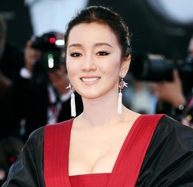 『微笑』巩俐拍戏手被卷进摄像机!指甲被掀开血肉模糊,微笑起身忍痛拍摄