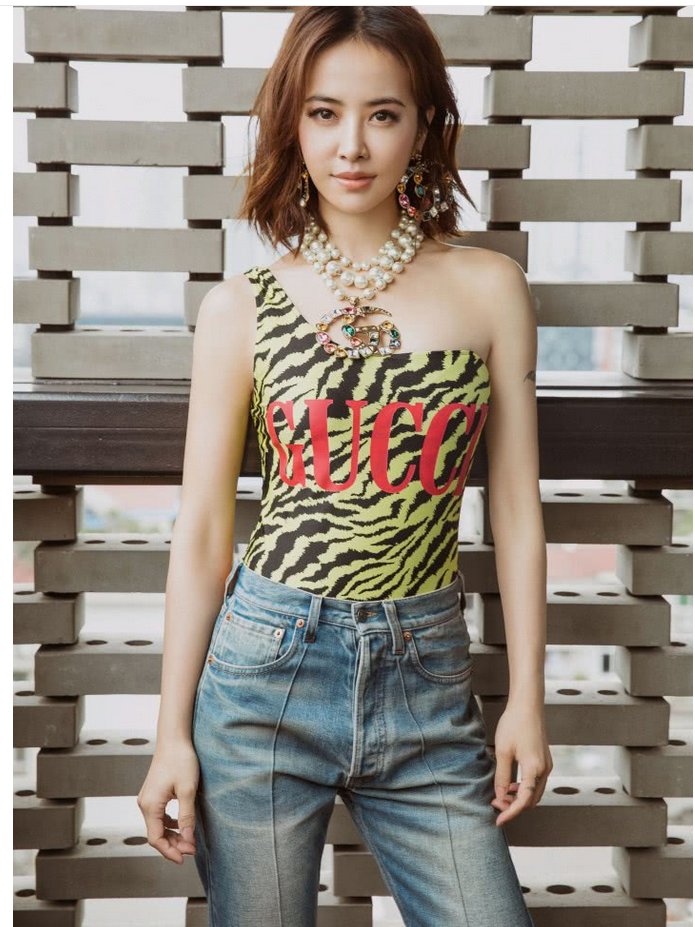 蔡依林鞋子绝了!鞋跟细到可以卡进地板缝，脚背拱那么高不难受?